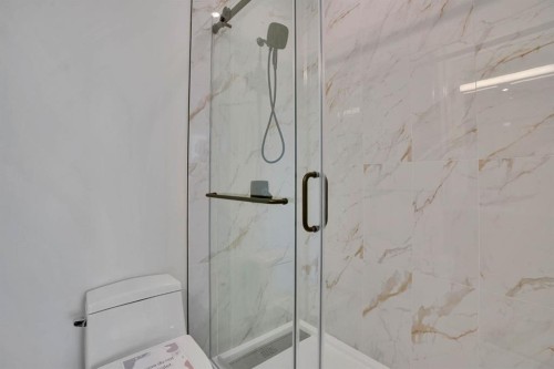 2012 35 Street Sw, Calgary, AB - Indoor Photo Showing Bathroom