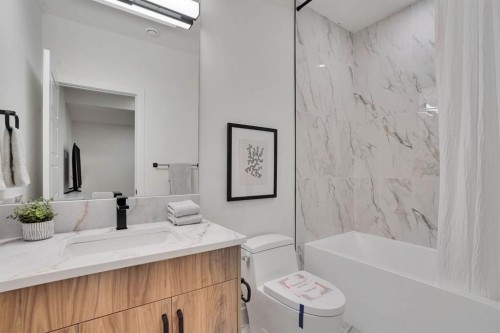 2012 35 Street Sw, Calgary, AB - Indoor Photo Showing Bathroom