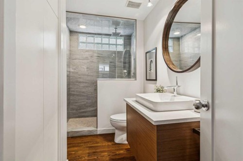 3905 Edison Crescent Sw, Calgary, AB - Indoor Photo Showing Bathroom