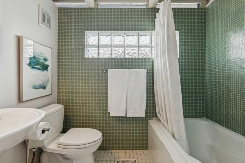 3905 Edison Crescent Sw, Calgary, AB - Indoor Photo Showing Bathroom