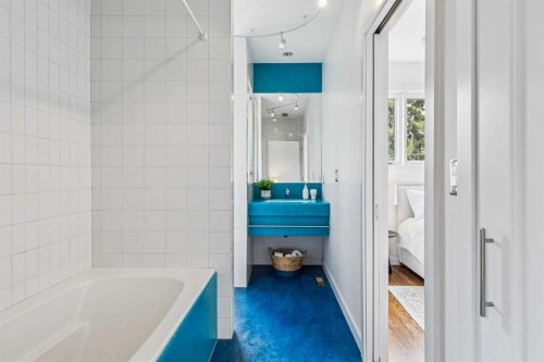 3905 Edison Crescent Sw, Calgary, AB - Indoor Photo Showing Bathroom