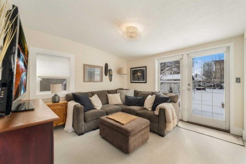 447 Marsh Road Ne, Calgary, AB - Indoor Photo Showing Living Room
