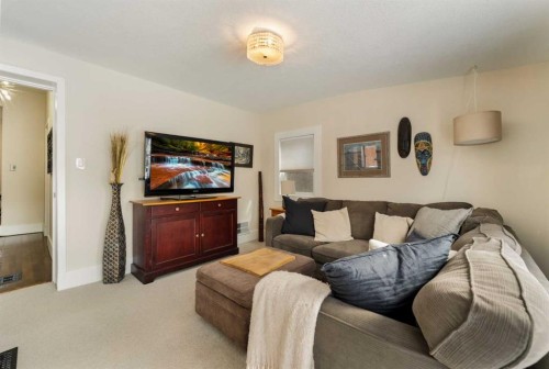 447 Marsh Road Ne, Calgary, AB - Indoor Photo Showing Living Room