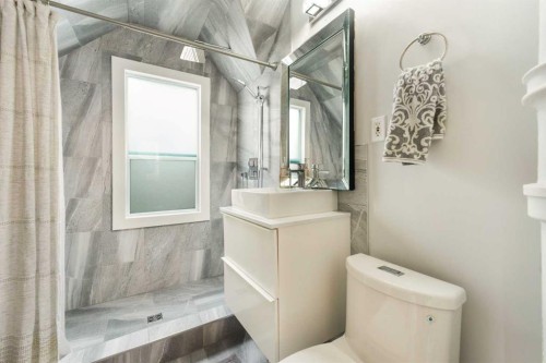 447 Marsh Road Ne, Calgary, AB - Indoor Photo Showing Bathroom