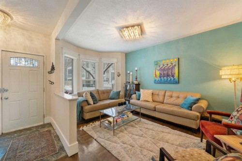 447 Marsh Road Ne, Calgary, AB - Indoor Photo Showing Living Room