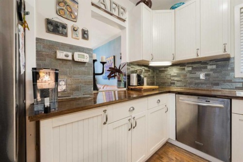 447 Marsh Road Ne, Calgary, AB - Indoor Photo Showing Kitchen