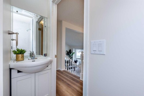 47 Hawkstone Drive Nw, Calgary, AB - Indoor Photo Showing Bathroom