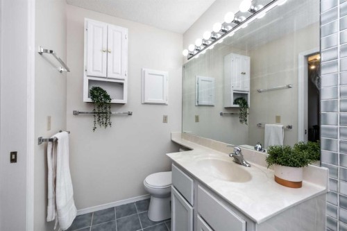 47 Hawkstone Drive Nw, Calgary, AB - Indoor Photo Showing Bathroom