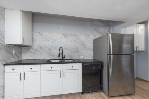 47 Hawkstone Drive Nw, Calgary, AB - Indoor Photo Showing Kitchen