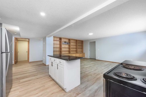 47 Hawkstone Drive Nw, Calgary, AB - Indoor Photo Showing Kitchen