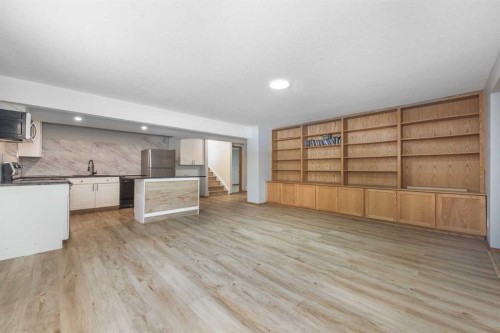 47 Hawkstone Drive Nw, Calgary, AB - Indoor Photo Showing Kitchen