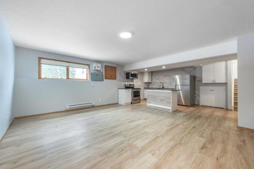 47 Hawkstone Drive Nw, Calgary, AB - Indoor Photo Showing Kitchen