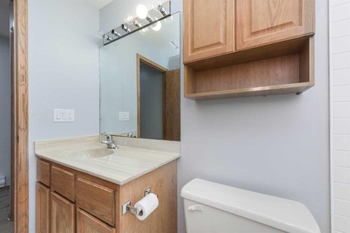 47 Hawkstone Drive Nw, Calgary, AB - Indoor Photo Showing Bathroom