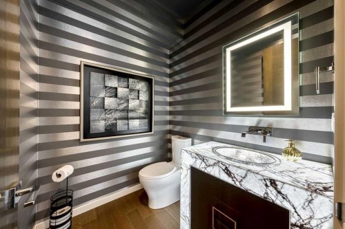 122 13 Street Ne, Calgary, AB - Indoor Photo Showing Bathroom