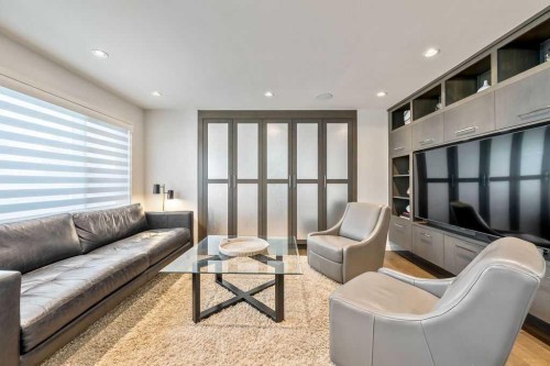 122 13 Street Ne, Calgary, AB - Indoor Photo Showing Living Room