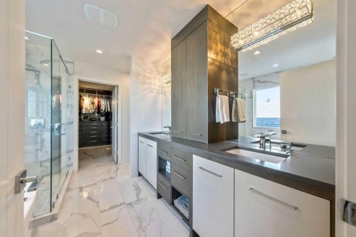 122 13 Street Ne, Calgary, AB - Indoor Photo Showing Bathroom