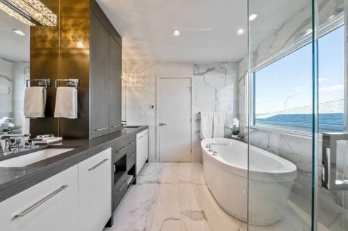 122 13 Street Ne, Calgary, AB - Indoor Photo Showing Bathroom