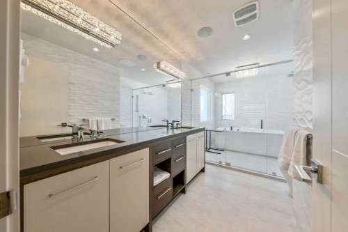 122 13 Street Ne, Calgary, AB - Indoor Photo Showing Bathroom