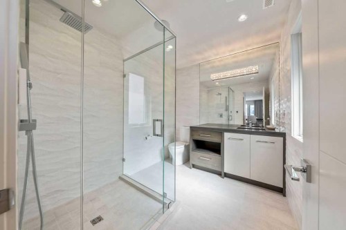 122 13 Street Ne, Calgary, AB - Indoor Photo Showing Bathroom