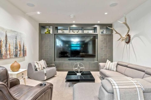 122 13 Street Ne, Calgary, AB - Indoor Photo Showing Living Room