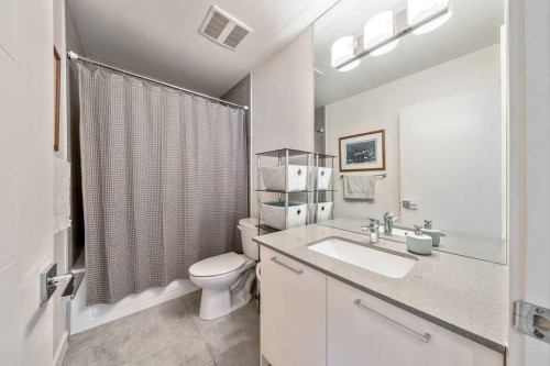 122 13 Street Ne, Calgary, AB - Indoor Photo Showing Bathroom