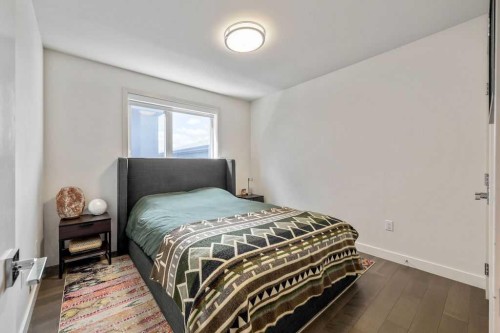 122 13 Street Ne, Calgary, AB - Indoor Photo Showing Bedroom