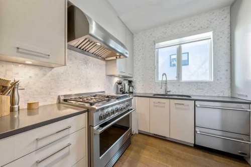 122 13 Street Ne, Calgary, AB - Indoor Photo Showing Kitchen With Upgraded Kitchen