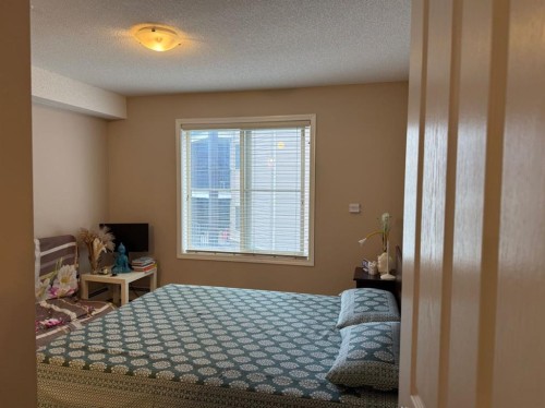 202-7210 80 Avenue Ne, Calgary, AB - Indoor Photo Showing Bedroom