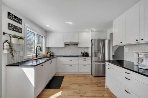 12 Oakvale Place Sw, Calgary, AB - Indoor Photo Showing Kitchen With Stainless Steel Kitchen With Upgraded Kitchen