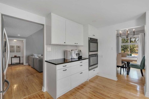 12 Oakvale Place Sw, Calgary, AB - Indoor Photo Showing Kitchen