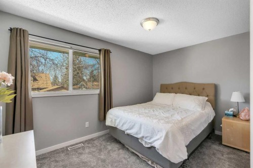 12 Oakvale Place Sw, Calgary, AB - Indoor Photo Showing Bedroom
