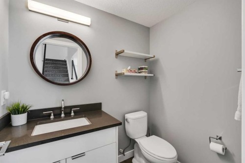 947 31 Avenue Nw, Calgary, AB - Indoor Photo Showing Bathroom