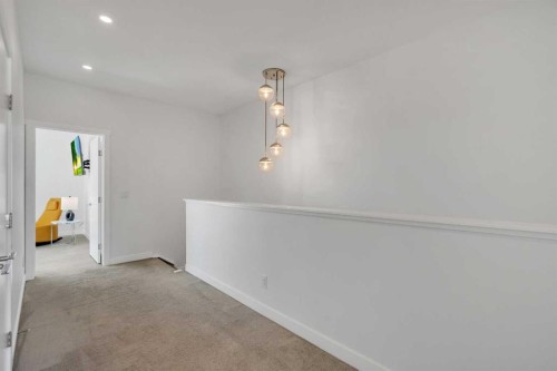 947 31 Avenue Nw, Calgary, AB - Indoor Photo Showing Other Room