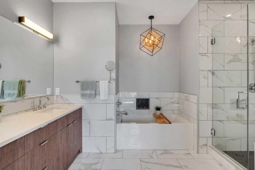 947 31 Avenue Nw, Calgary, AB - Indoor Photo Showing Bathroom