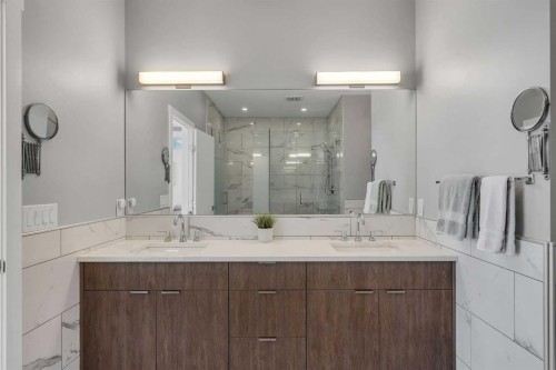 947 31 Avenue Nw, Calgary, AB - Indoor Photo Showing Bathroom