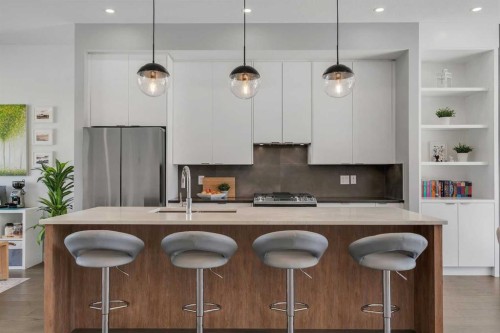 947 31 Avenue Nw, Calgary, AB - Indoor Photo Showing Kitchen With Upgraded Kitchen