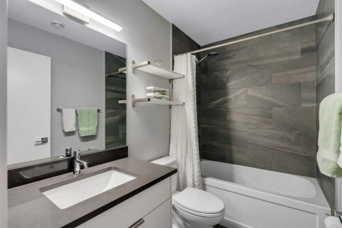 947 31 Avenue Nw, Calgary, AB - Indoor Photo Showing Bathroom