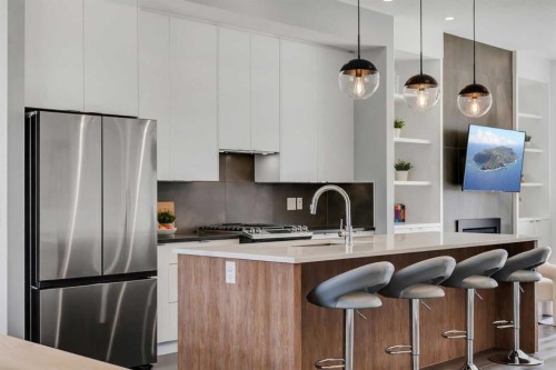 947 31 Avenue Nw, Calgary, AB - Indoor Photo Showing Kitchen With Upgraded Kitchen