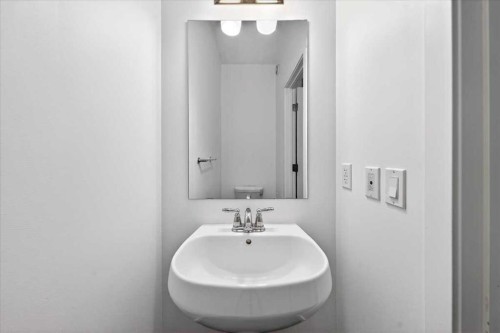 20 Nolancrest Green Nw, Calgary, AB - Indoor Photo Showing Bathroom