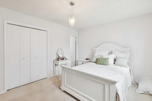 87 Edforth Road Nw, Calgary, AB - Indoor Photo Showing Bedroom