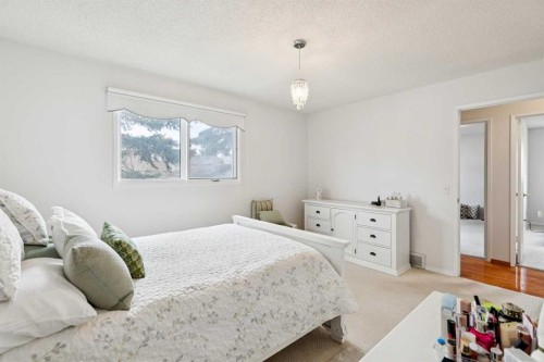 87 Edforth Road Nw, Calgary, AB - Indoor Photo Showing Bedroom