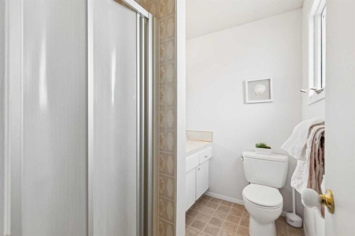 87 Edforth Road Nw, Calgary, AB - Indoor Photo Showing Bathroom