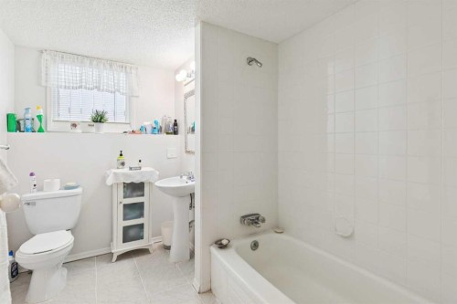 87 Edforth Road Nw, Calgary, AB - Indoor Photo Showing Bathroom