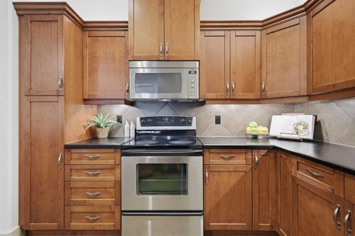 4014 Patricia Landing Sw, Calgary, AB - Indoor Photo Showing Kitchen