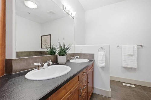 4014 Patricia Landing Sw, Calgary, AB - Indoor Photo Showing Bathroom