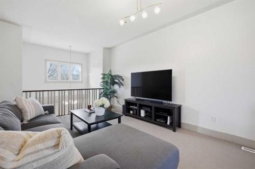 4014 Patricia Landing Sw, Calgary, AB - Indoor Photo Showing Living Room