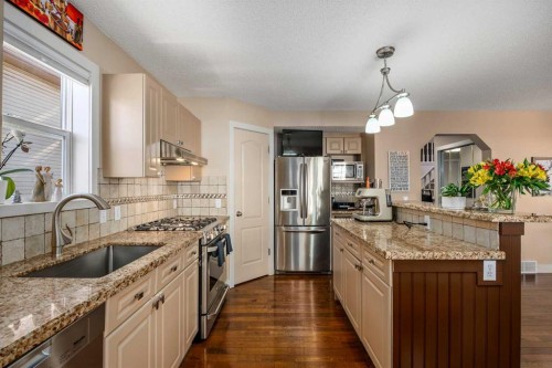15 Valley Brook Circle Nw, Calgary, AB - Indoor Photo Showing Kitchen With Upgraded Kitchen