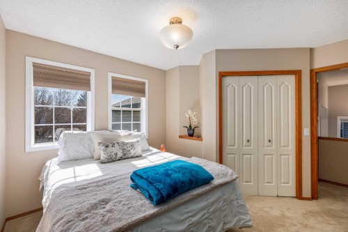 15 Valley Brook Circle Nw, Calgary, AB - Indoor Photo Showing Bedroom