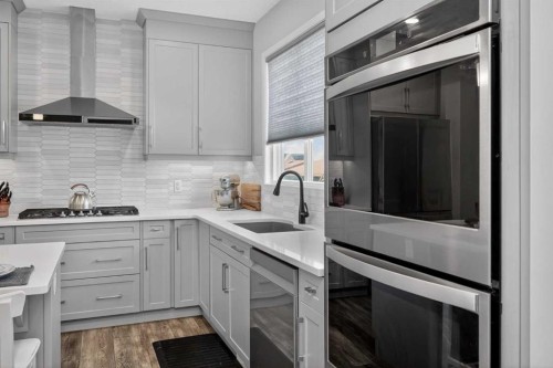 31 Lucas Boulevard Nw, Calgary, AB - Indoor Photo Showing Kitchen With Upgraded Kitchen