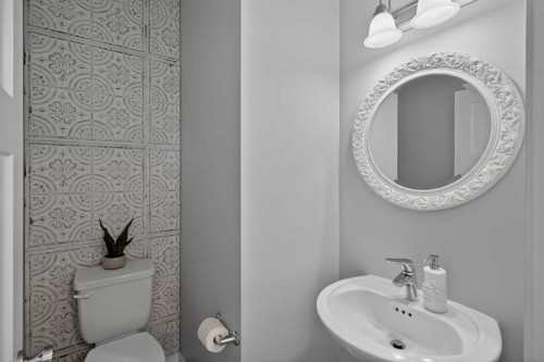31 Lucas Boulevard Nw, Calgary, AB - Indoor Photo Showing Bathroom